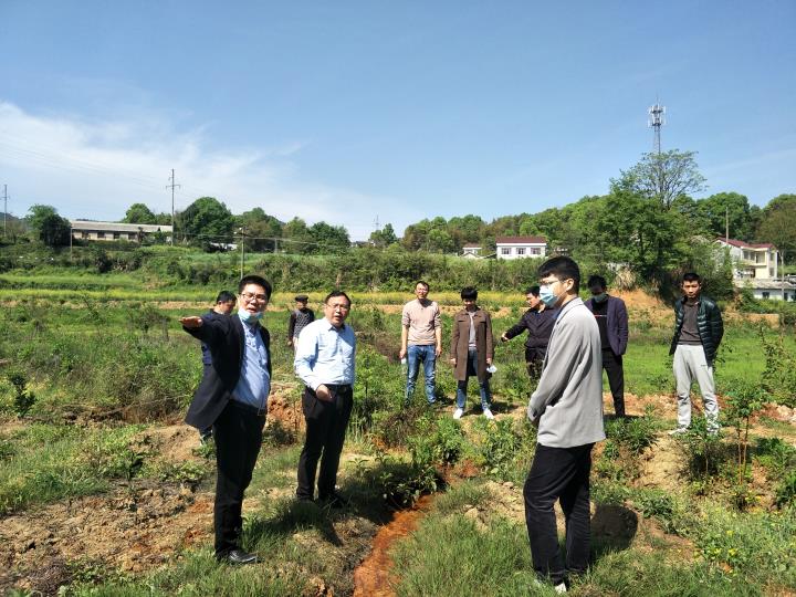 陈志明一行查看青峰煤矿矿涌水应急处置工程项目.jpg