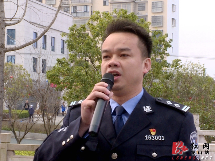 副县长,县公安局局长吴昱杰向凯旋归来的看守人员送上了局党委的祝福