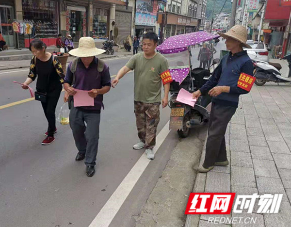 杉木桥镇开展法制宣传进集市活动_乡镇动态_慈利新闻网