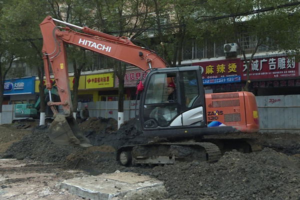 挖掘机开挖路基.jpg