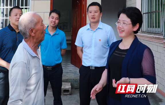 保靖县委书记,县长杨志慧(右一)与村民吴绍军亲切交谈.