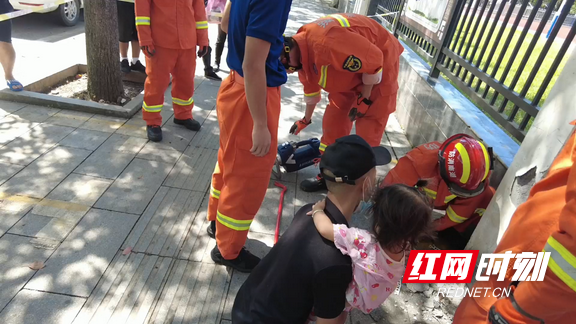 龙山:小女孩头部被卡墙缝 消防员化险为夷