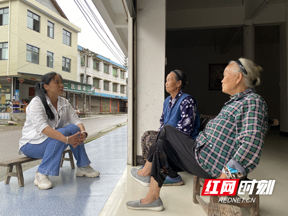 新寨村支部书记张爱冬上门做刘朝翠(中间)的思想工作.