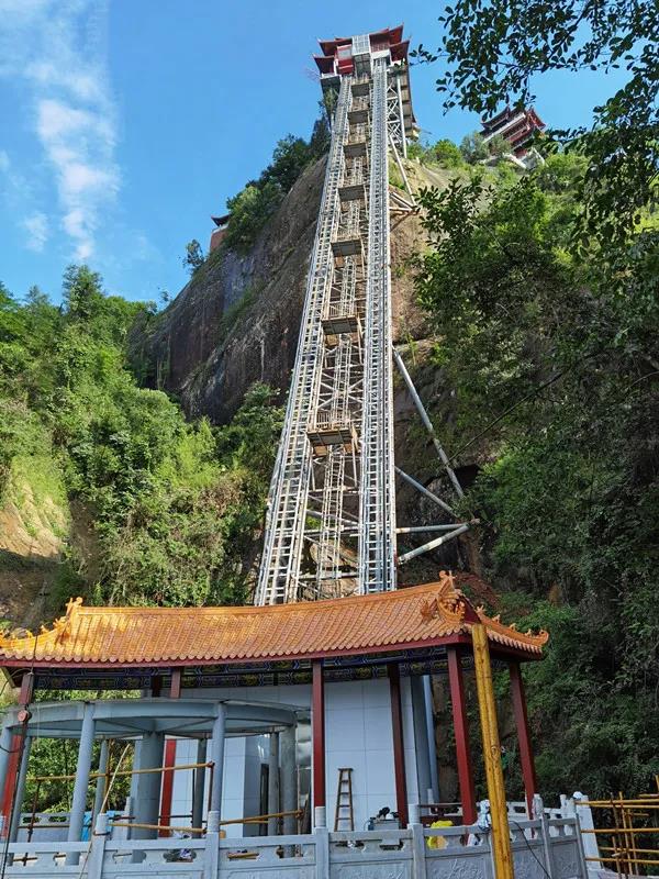 9月28日,龙山太平山景区斜形观光电梯正式开放营运运行