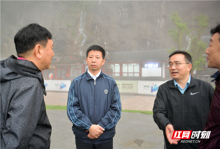 红网时刻 在张家界南方运输有限公司,王洪斌通过视频查看旅游运输车辆