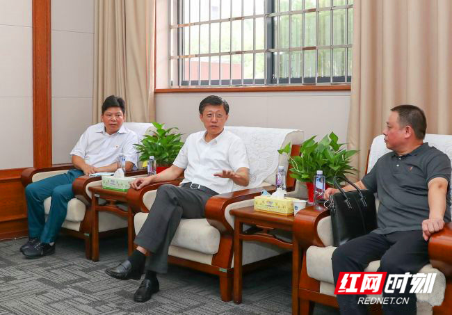 9月9日,娄底市委书记,市人大常委会主任刘非来到湖南人文科技学院调研