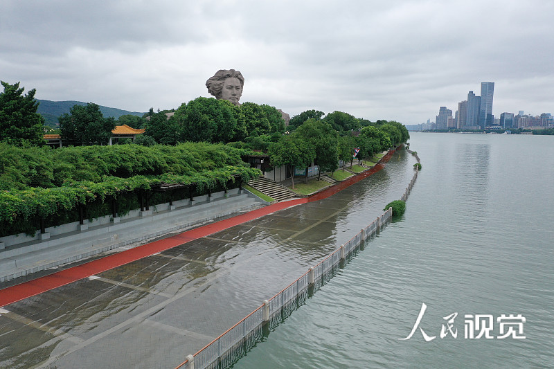 组图丨长沙湘江水位上涨淹没橘子洲亲水平台