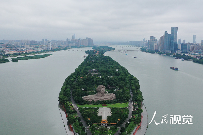 组图丨长沙湘江水位上涨淹没橘子洲亲水平台