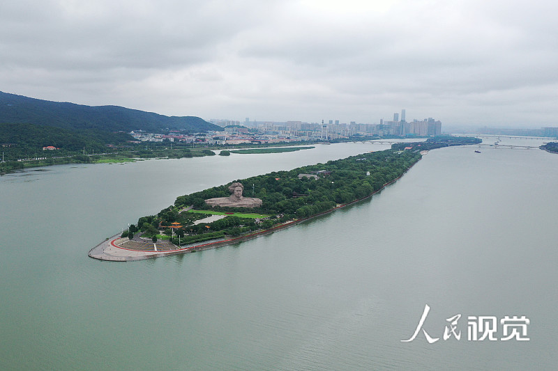 组图丨长沙湘江水位上涨淹没橘子洲亲水平台