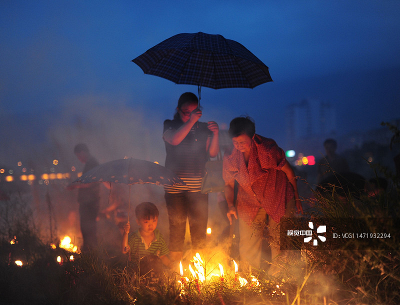 中元节禁忌 忌非特定场合烧冥纸,忌乱踩冥纸 忌夜游 忌偷吃祭品 忌乱