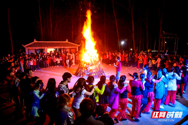在彭山景区的篝火晚会上,演出一浪高过一浪.