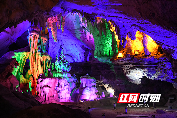 3月16日,在常宁市庙前镇中国印山,财神洞景区内,工人