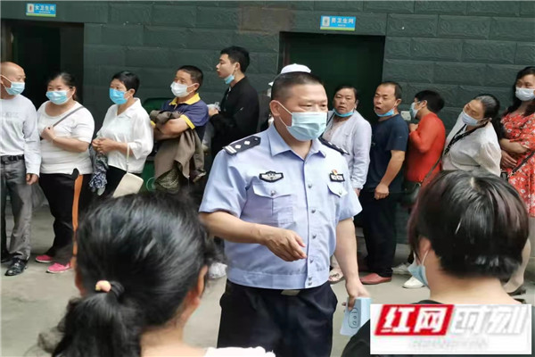 为全面维护接种现场治安秩序,溆浦县公安局积极部署各派出所,对疫苗
