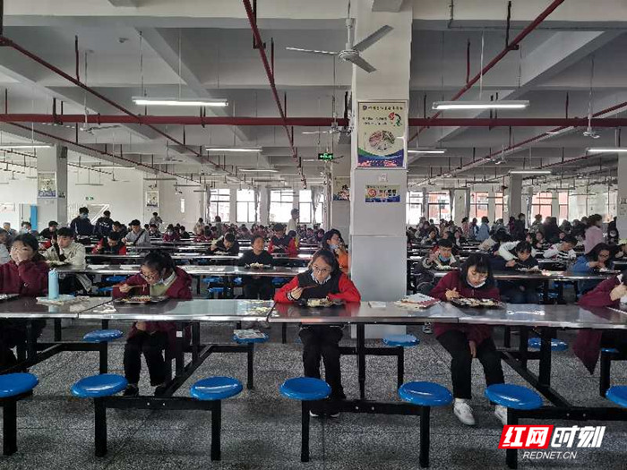 郴州金海学校食堂,学生们分散而坐,有序就餐.