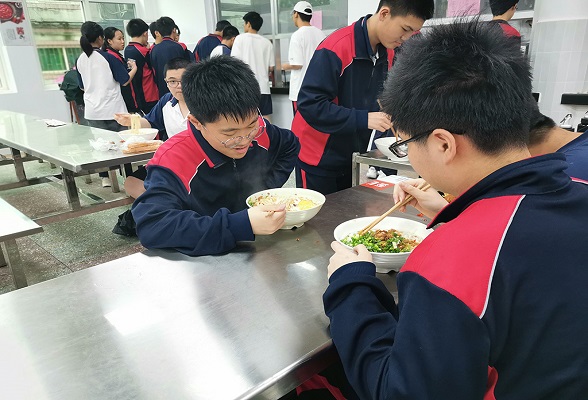 在食堂就餐的学生(供图@网友"ywh1028)