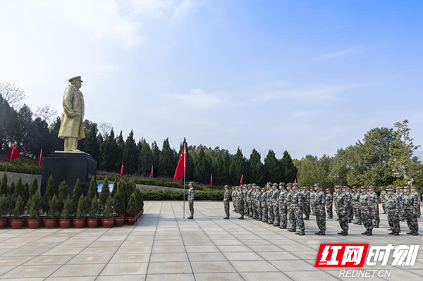 入伍新兵出发前向罗荣桓元帅铜像敬军礼告别.