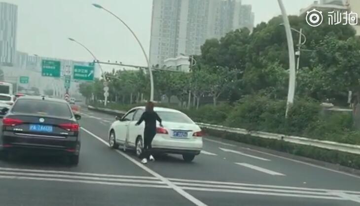 停车忘挂挡这位女司机在高架上演人追车