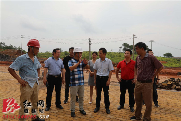 7月20日上午,道县县委书记吴恢才对城区学位建设情况进行实地调研