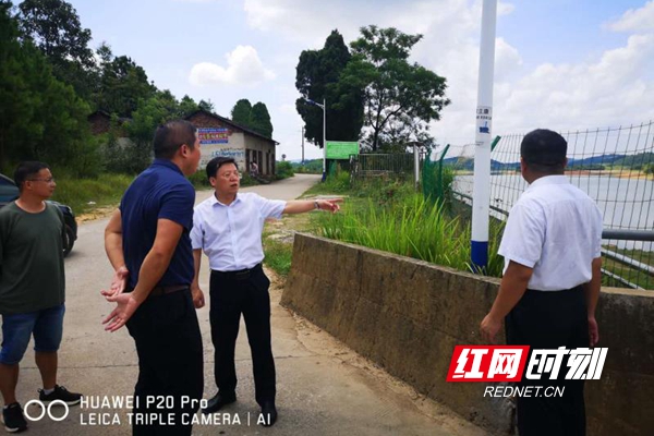 邵东:欧阳浪巡查槎江河生态环境