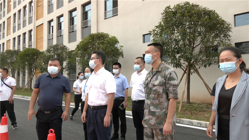 9月1日,鹤城区委书记王海涛调研秋季学期开学准备工作.