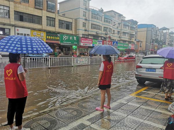 【文明实践在莲乡】易俗河镇:暴雨来袭,瓦屋湾社区志愿者为群众安全保