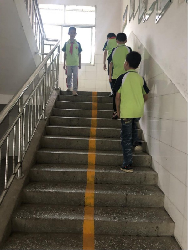 冷水滩区朱家山小学:新添黄色安全线 上下楼梯靠右行
