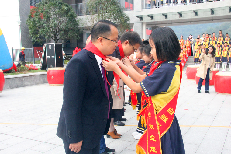 吉首筑梦乾雅创见未来乾雅小学正式揭牌