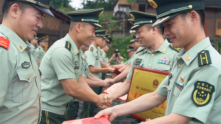 红网时刻 6月30日,武警湖南总队湘西支队全体党员来到十八洞村,通过实