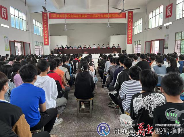 县成章学校向蒋家桥镇一中捐赠316套校服__祁东新闻网