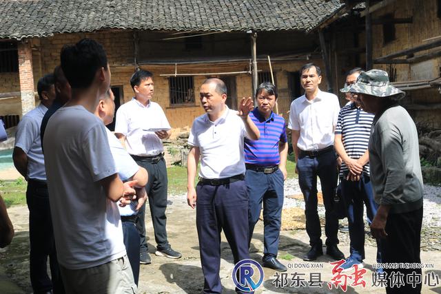 魏春生一行来到凤歧坪乡清华山村,深入脱贫监测户家中