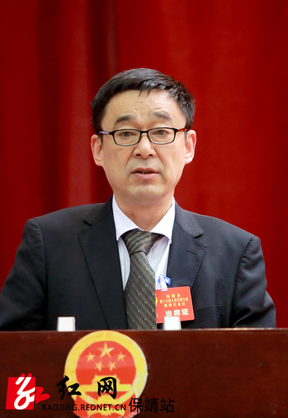县人大常委会主任罗念生向大会作人大常委会工作报告.秋实 摄