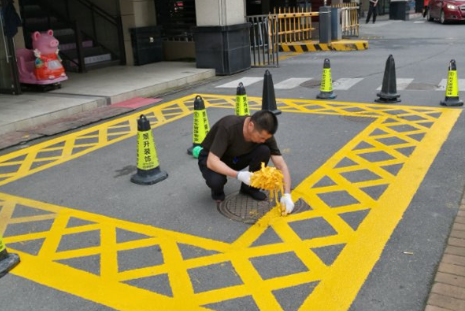 岳麓区消防救援大队深入辖区住宅小区开展消防车通道划线工作