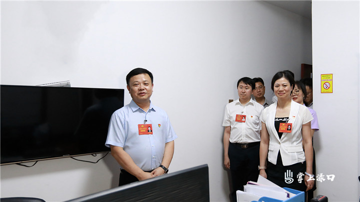 李晓彤,赖晓智看望慰问区第二次党代会工作人员