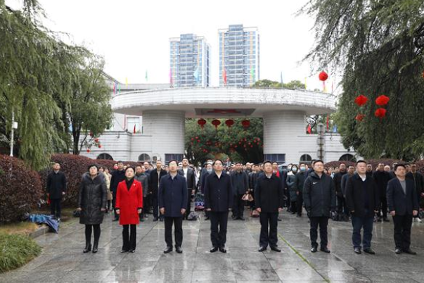 上班第一天:茶陵县委大院,县政府大院举行升旗仪式