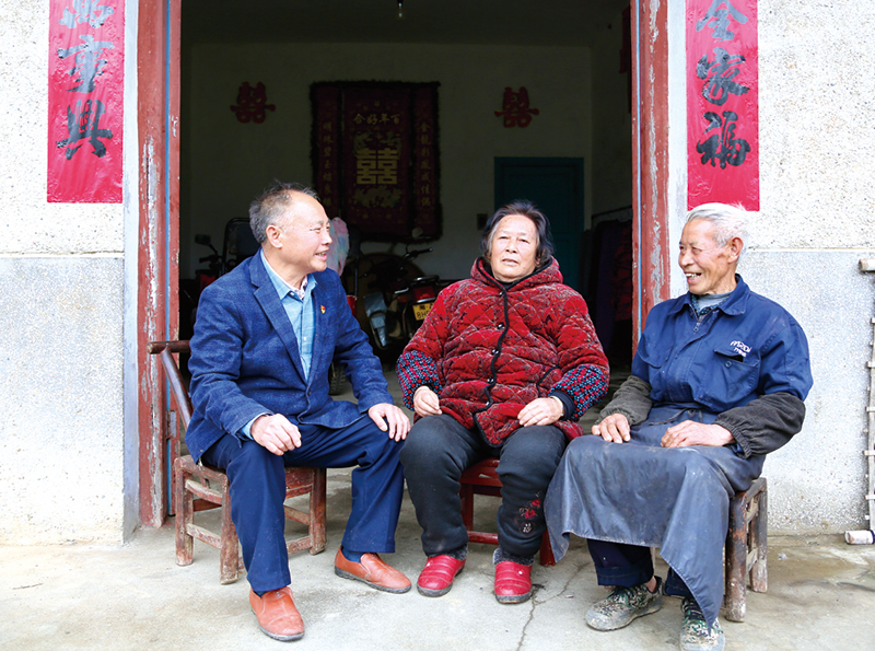村里一有老人生病,他就去"住院"
