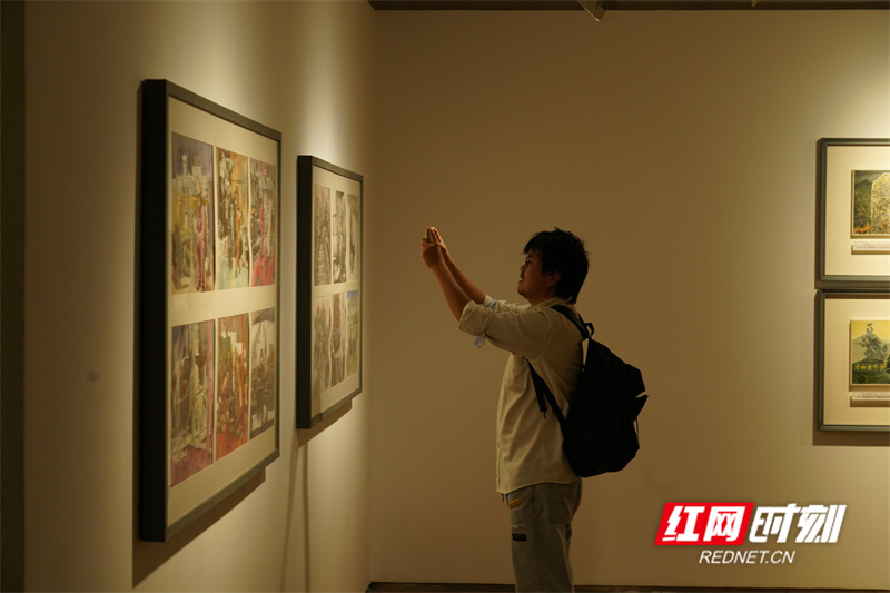 观众观展.jpg