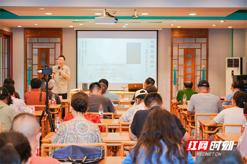 新书发布会现场.jpg