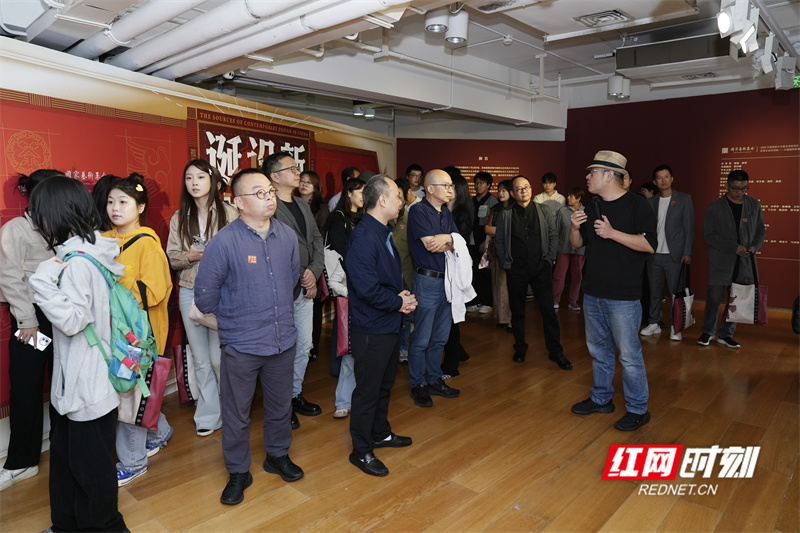 7.2展览策展人、中央美术学院设计学院教授、博士生导师周博先生导.jpg