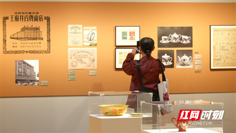 现场观展2.jpg