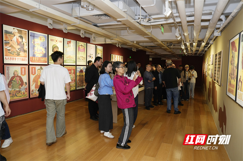 现场观展3.jpg