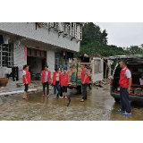 皂市镇：“红马甲”助力受灾群众搬家