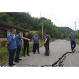 县领导察看山区公路水毁情况