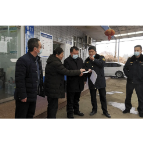 县领导督导春运公路治超和疫情防控工作