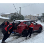 【防冻抗冰在行动】县发改局（县国动办）：铲冰除雪保安全