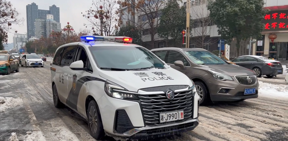 石门:雪天警车开道 护送病人顺利就医 - 时刻