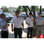 县领导深入一线开展“送清凉”慰问活动