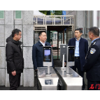 县领导督导学校开学工作