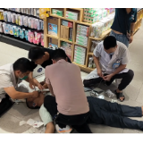 石门：57岁大叔超市突发心脏骤停 休假医护飞奔救人