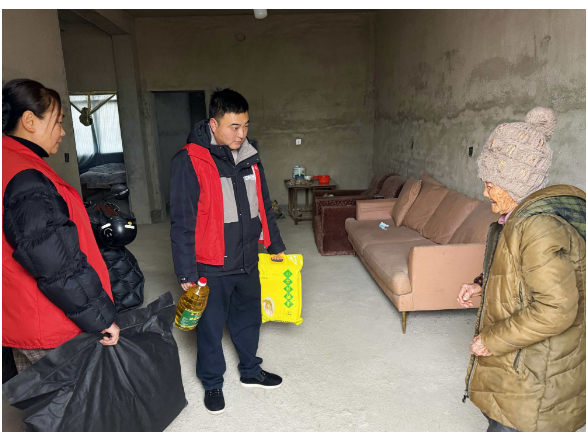 楚江街道龙凤社区：寒冬送暖情系民生