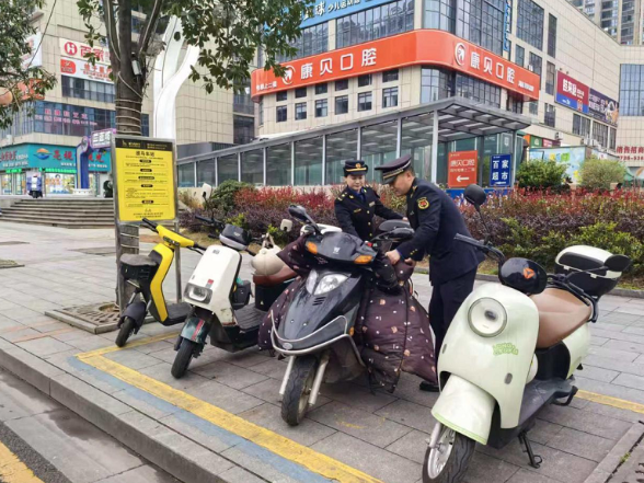 石门城管：下足“绣花”功夫 规范停车秩序 为城镇提质增“颜”添“彩”